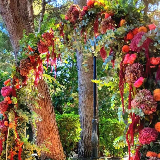 Colorido Arco con Ramos y Flores sueltas