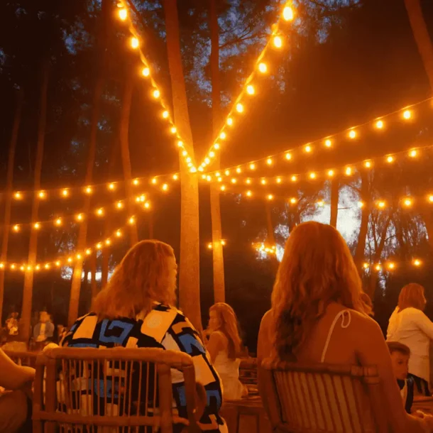 Agradable cena con escenario natural y luz cálida