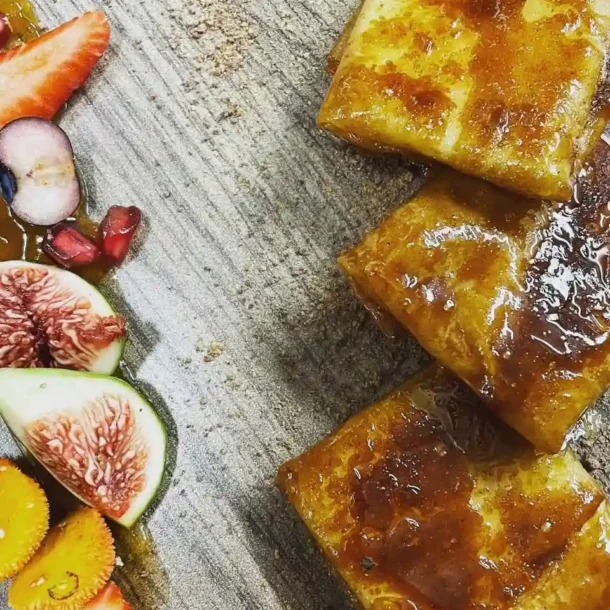 Torrijas caseras acompañadas de frutas de las mejores calidades