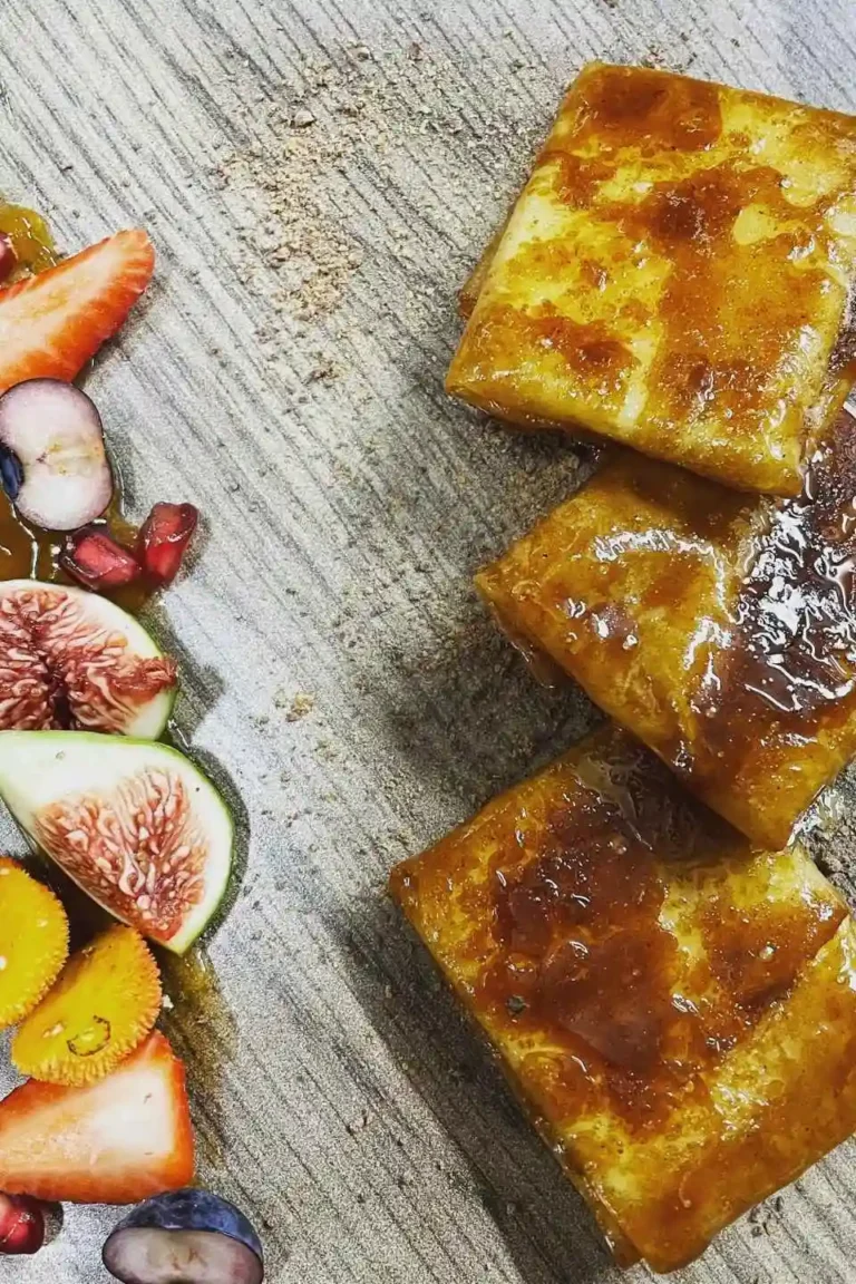 Torrijas caseras acompañadas de frutas de las mejores calidades