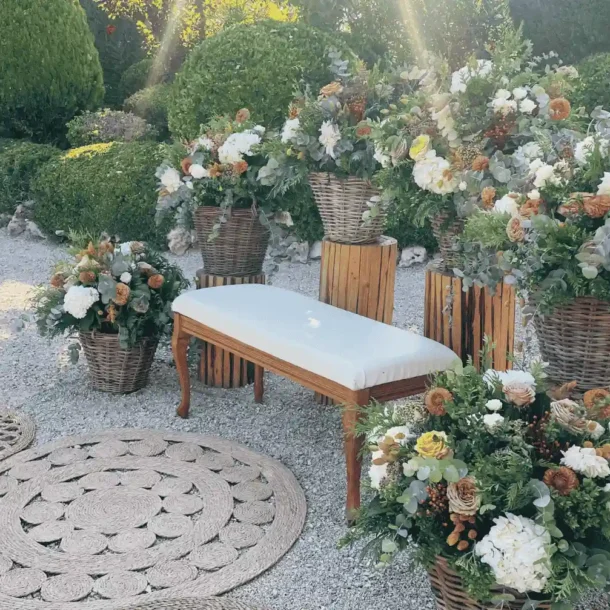 Estupendo fondo con banco blanco e iluminación fría