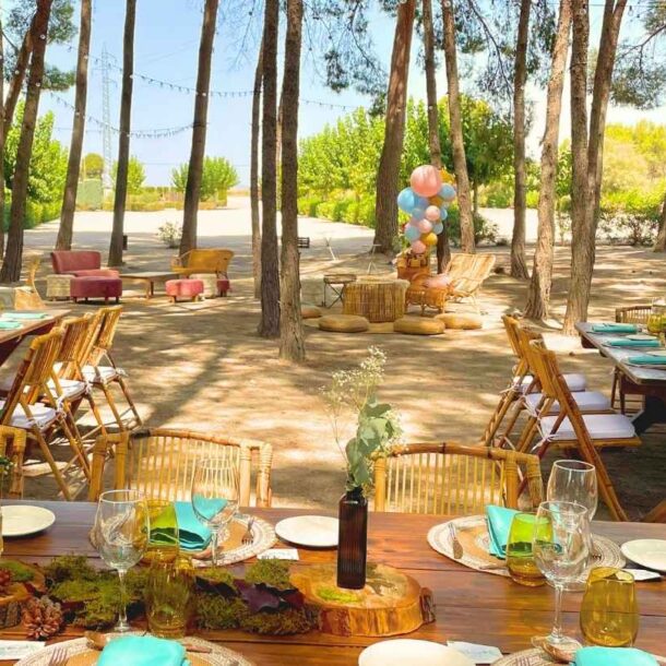 Entrada a La Casona con excelente iluminación, mesas y sillas