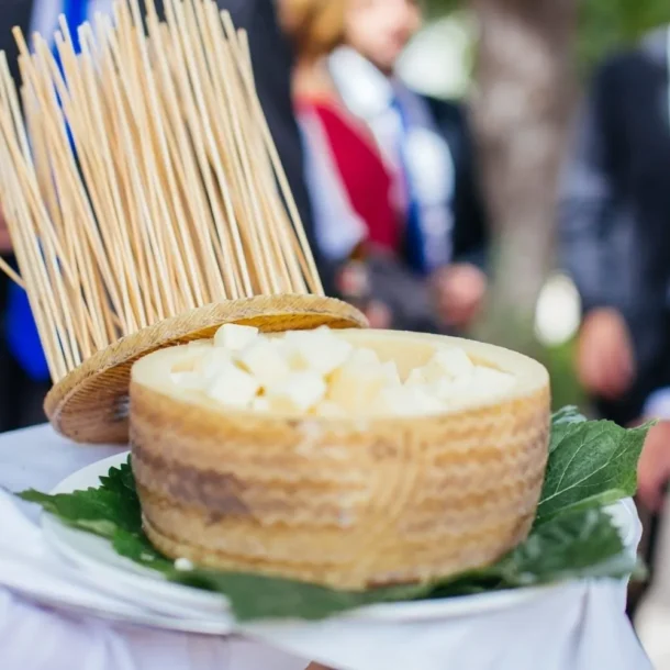 Plato de Queso Gourmet de calidad rodeado de gente