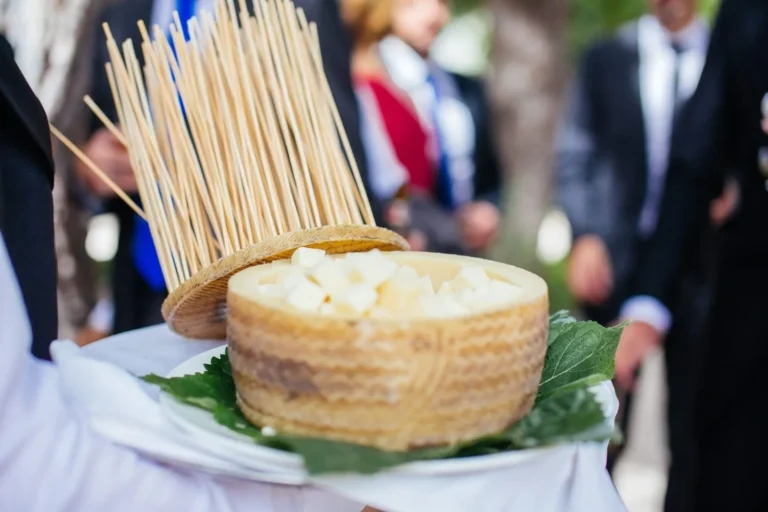 Plato de Queso Gourmet de calidad rodeado de gente