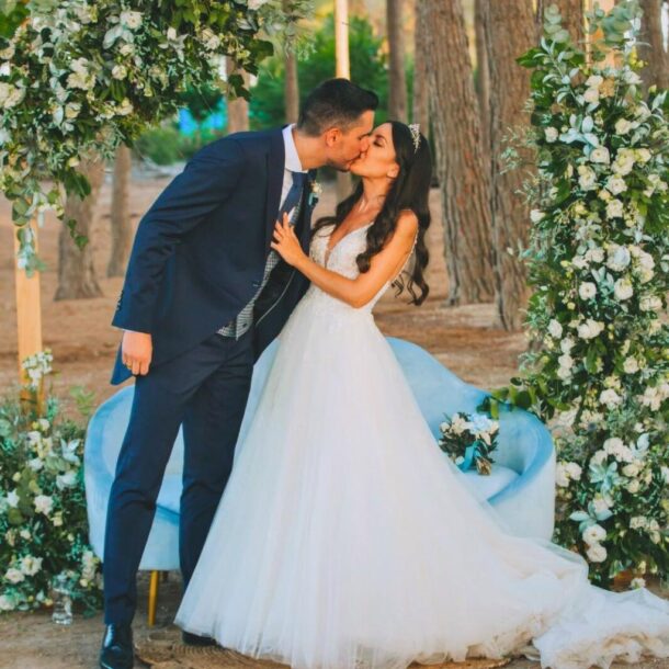 Pareja dándose un beso celebrando la boda