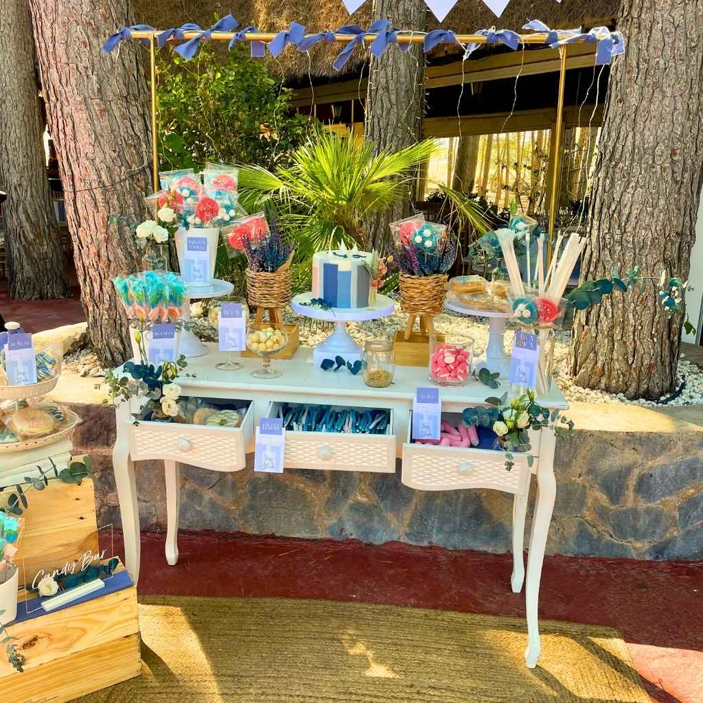 Mesa de cumpleaños con tarta y chucherías varias