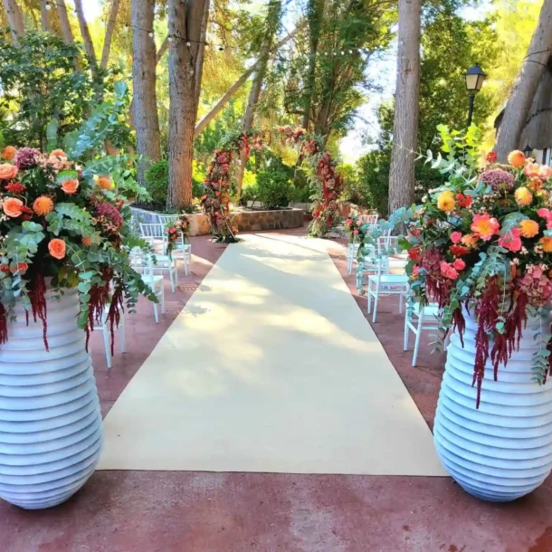 Sitio principal de la boda donde se pueden ver coloridas flores