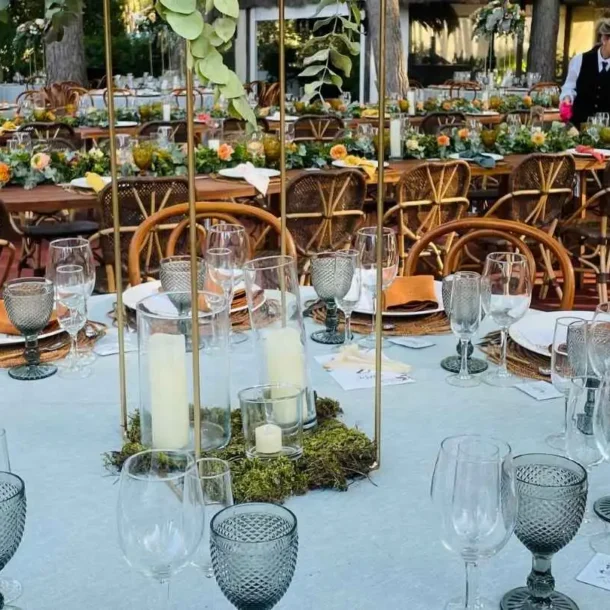 Parte exterior de La Casona con mesas para boda