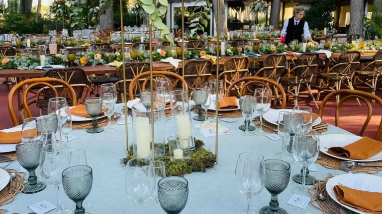 Parte exterior de La Casona con mesas para boda